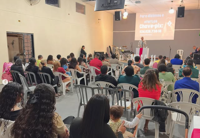 Estudo B�blico - Grupo estudando a B�blia